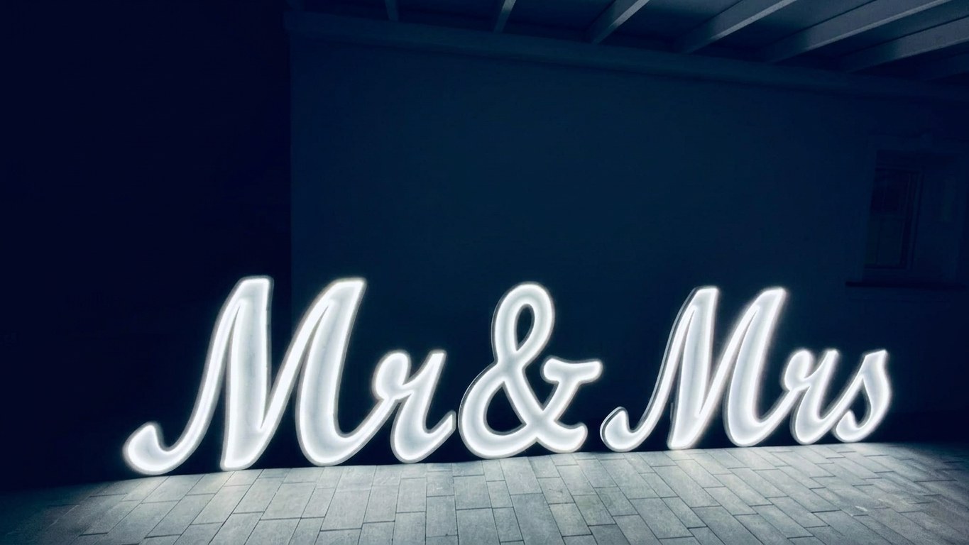 Napis stojący LED „Mr & Mrs"