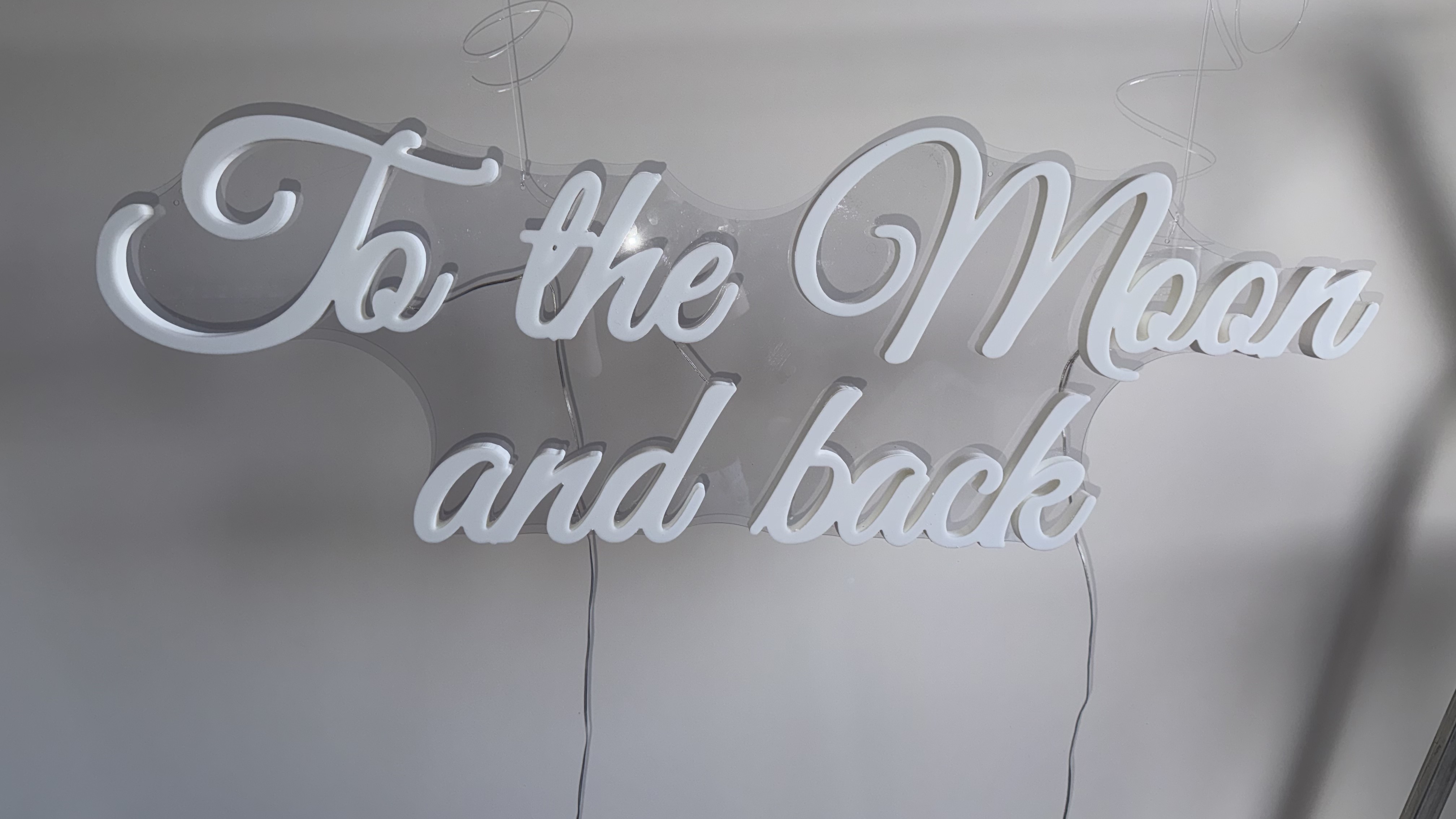 Napis LED „To the Moon and back"